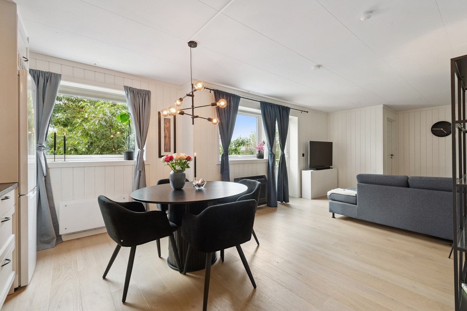 Lys og trivelig stue med plass til både spisebord og sofahjørne. Galleribilde