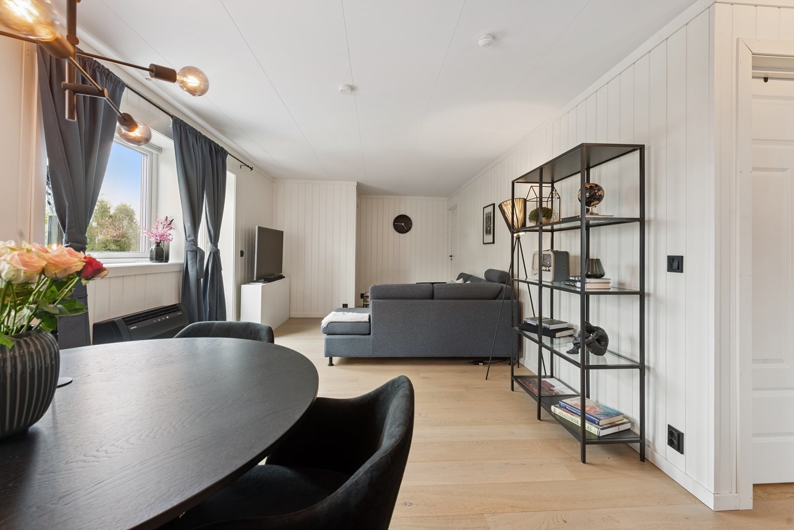 Leiligheten er påkostet med bl.a solid 1-stavs eikeparkett, ny og moderne varmepumpe og moderne stikkontakter og brytere. Galleribilde