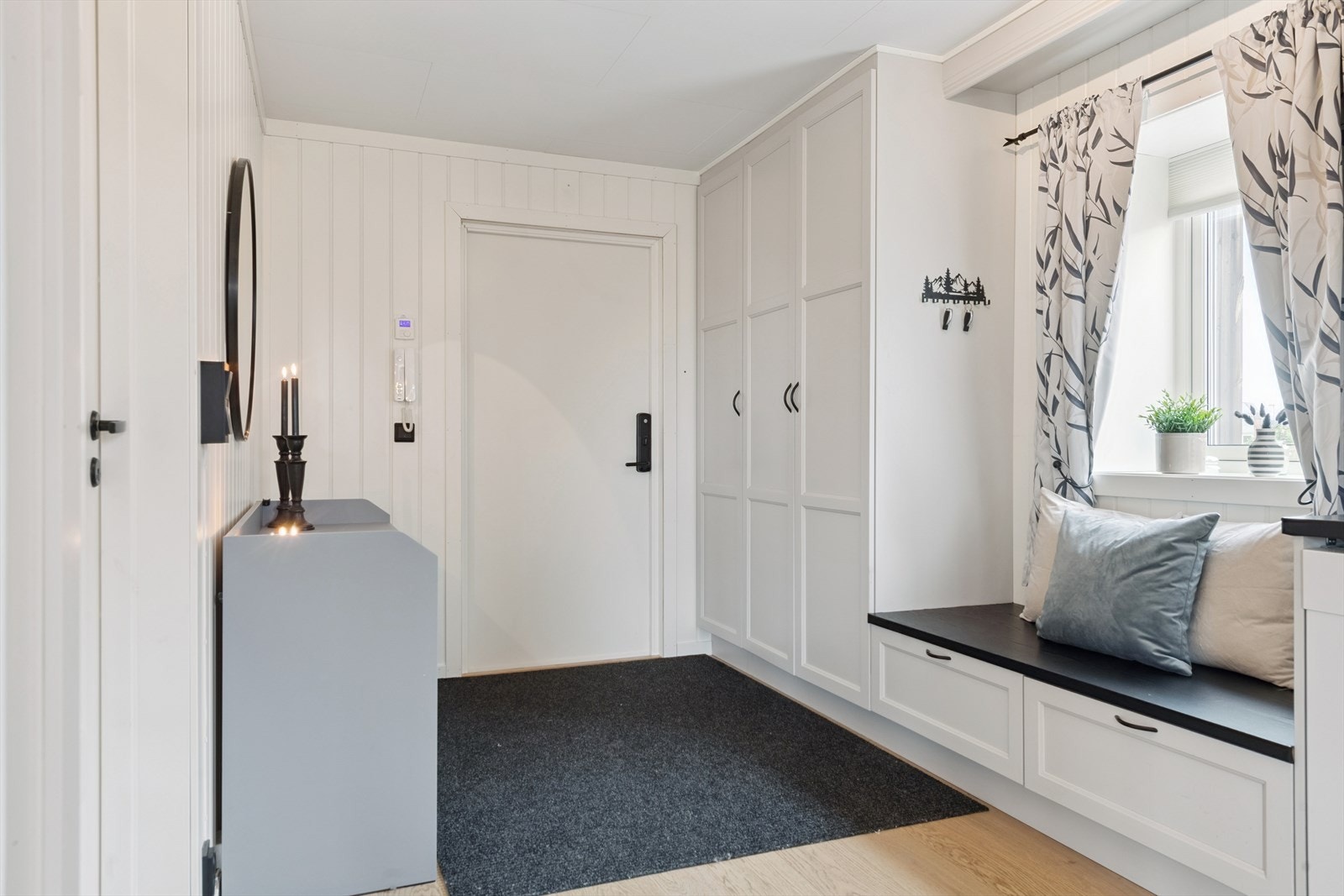 Godt med skapplass i entréen. Galleribilde