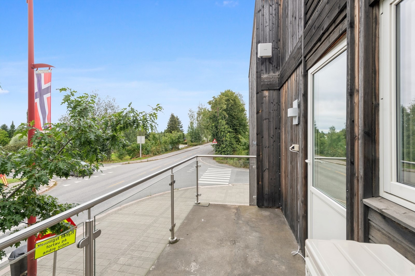 Fra stue er det utgang til balkong. Galleribilde