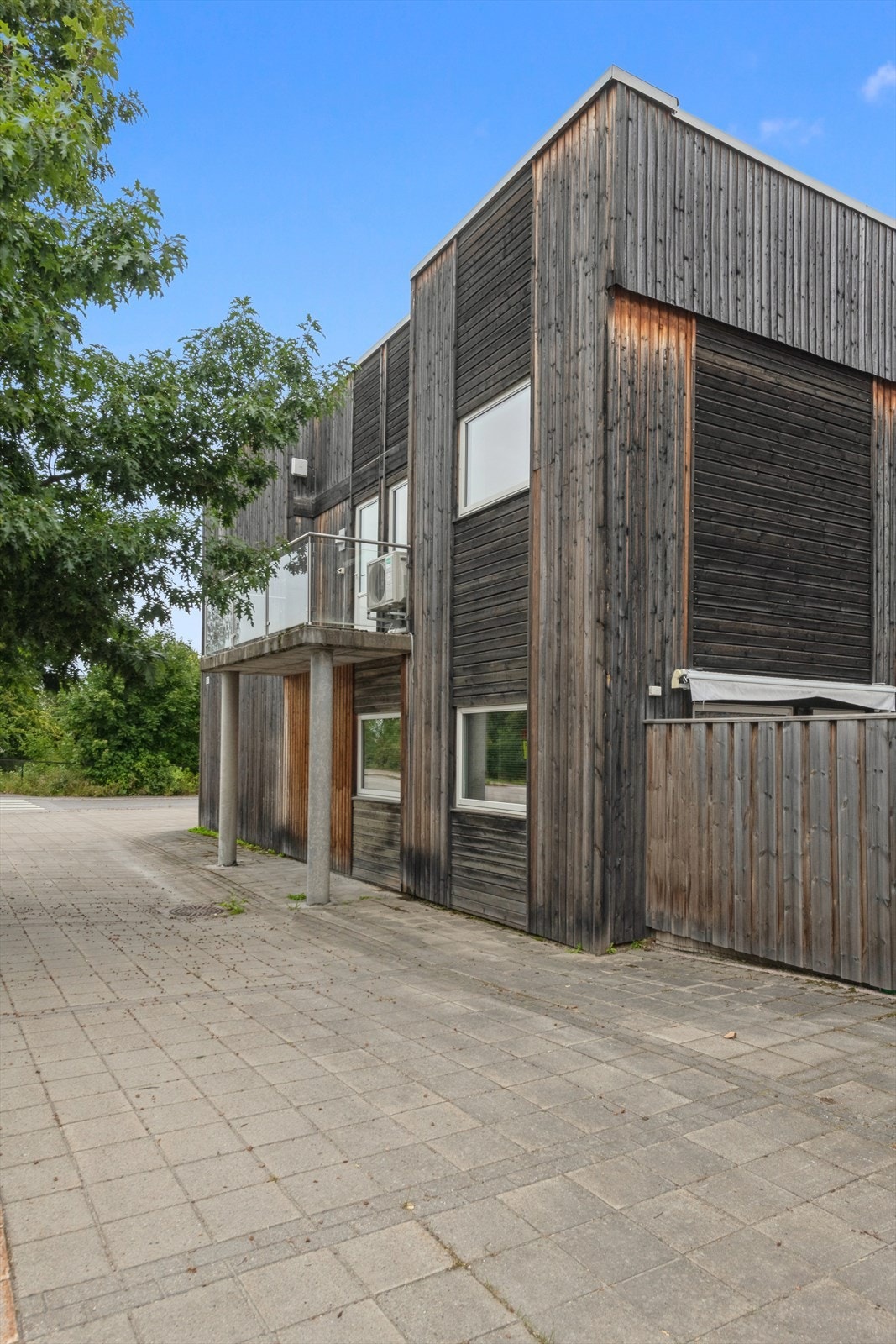 Leiligheten har balkong og disponerer en parkeringsplass. Galleribilde