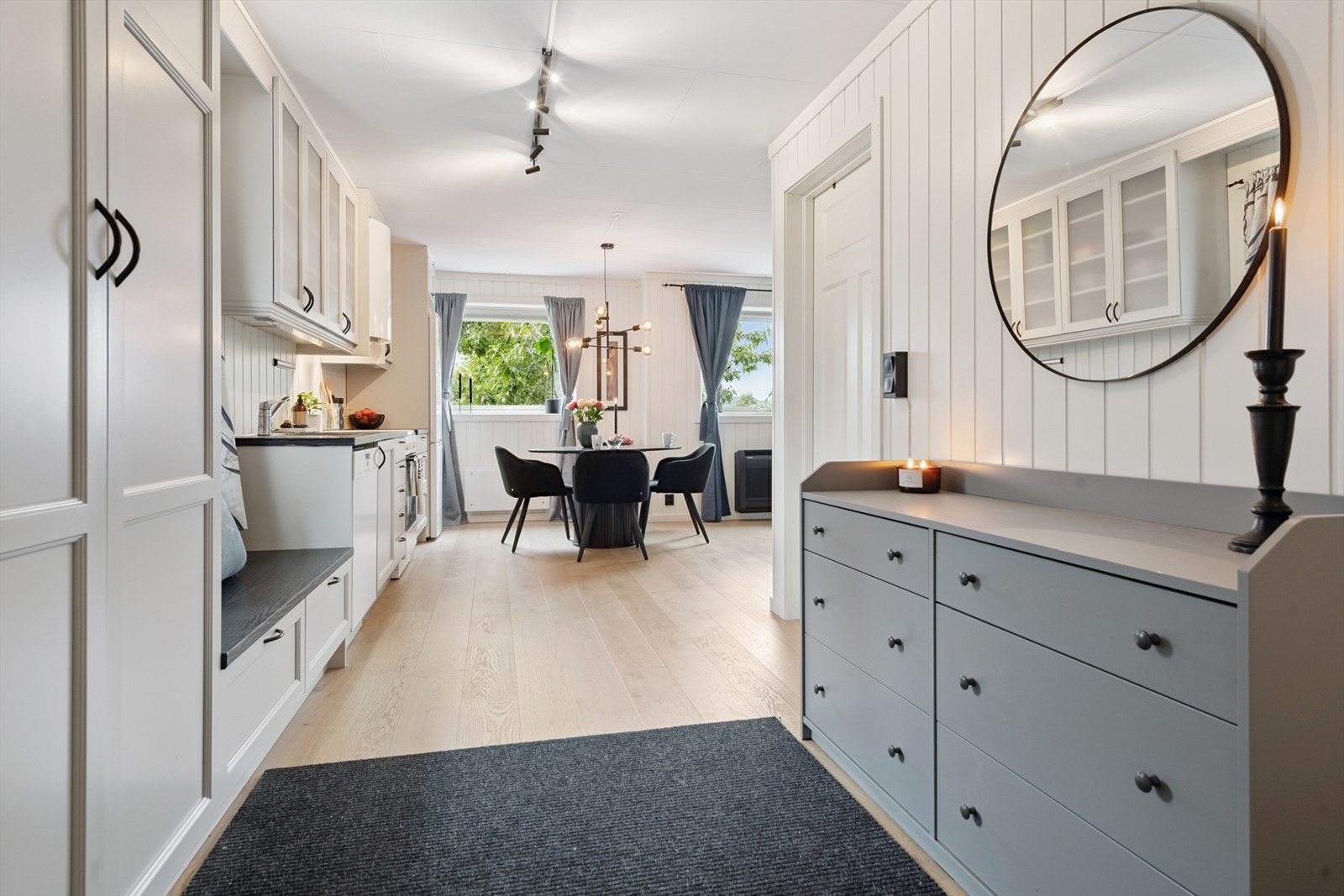 Fra entréen kommer du rett inn i stue/kjøkken. Galleribilde