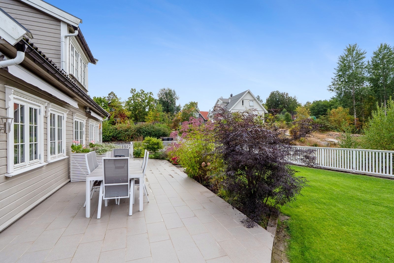 Den store terrassen gir deg en naturlig forlengelse av oppholdsrommet. Galleribilde