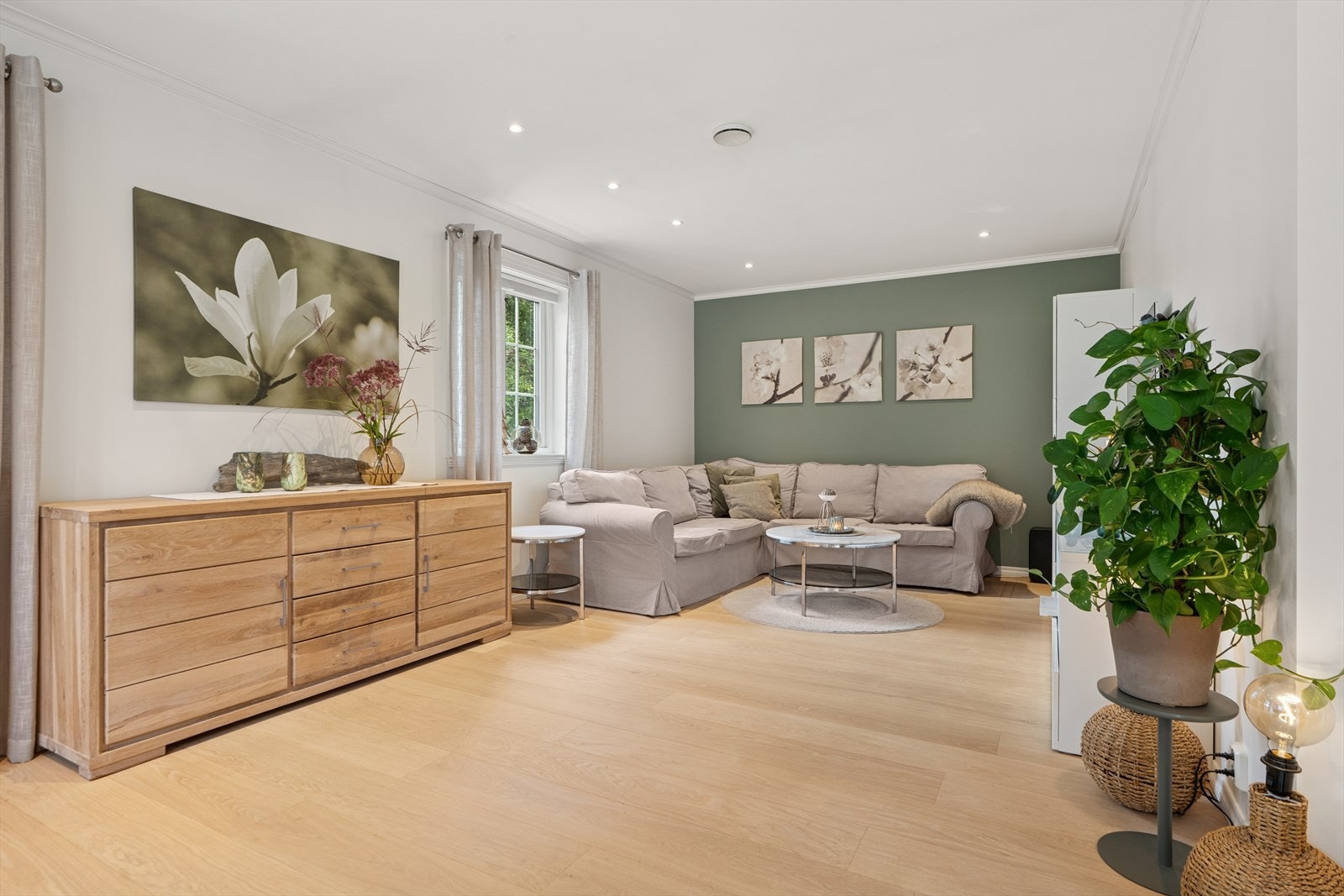 Stuen er møbleringsvennlig med plass til å innrede i flere soner. Galleribilde