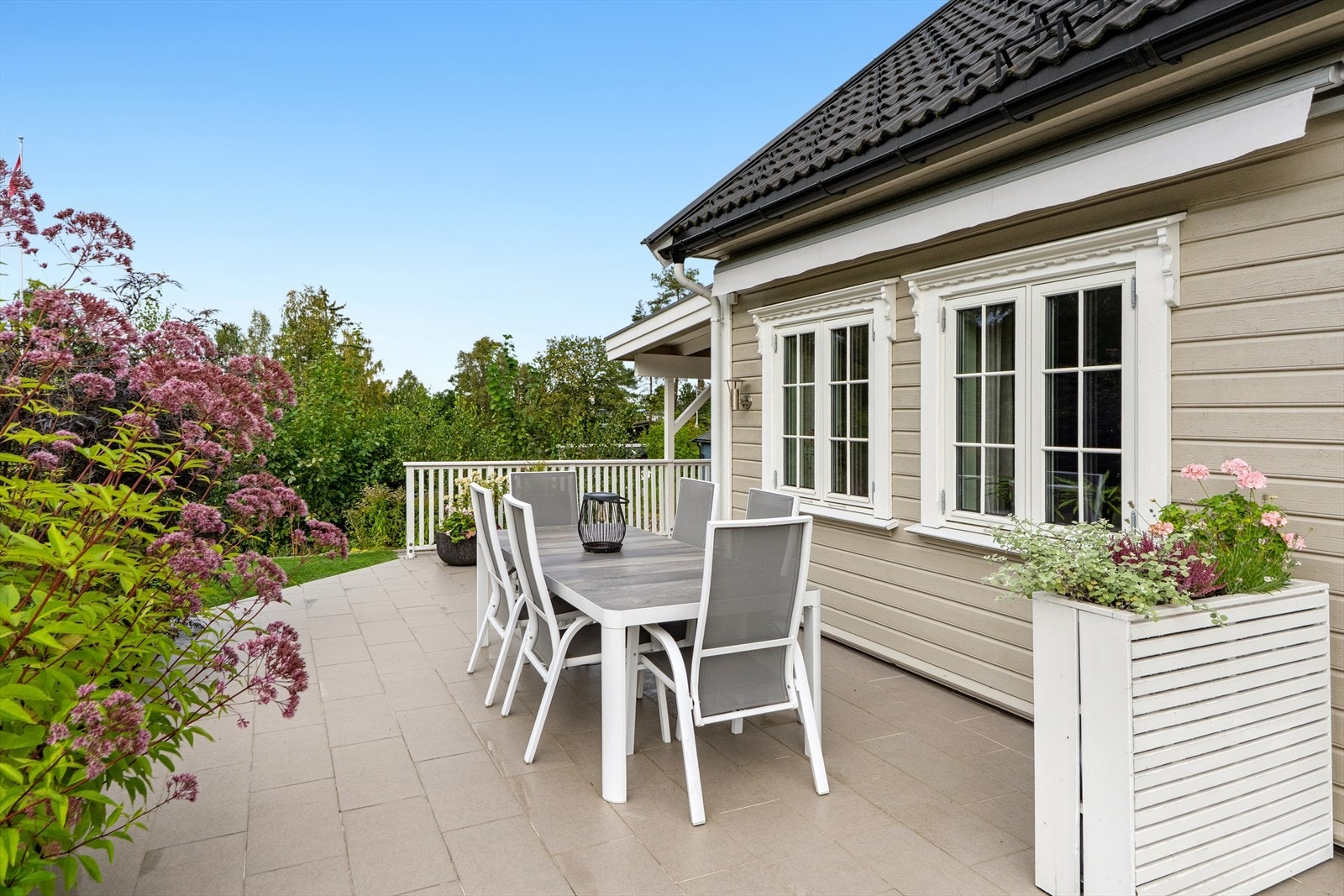 To store markiser er montert på vegg og kan tas ut når du ønsker en pause fra solen. Galleribilde