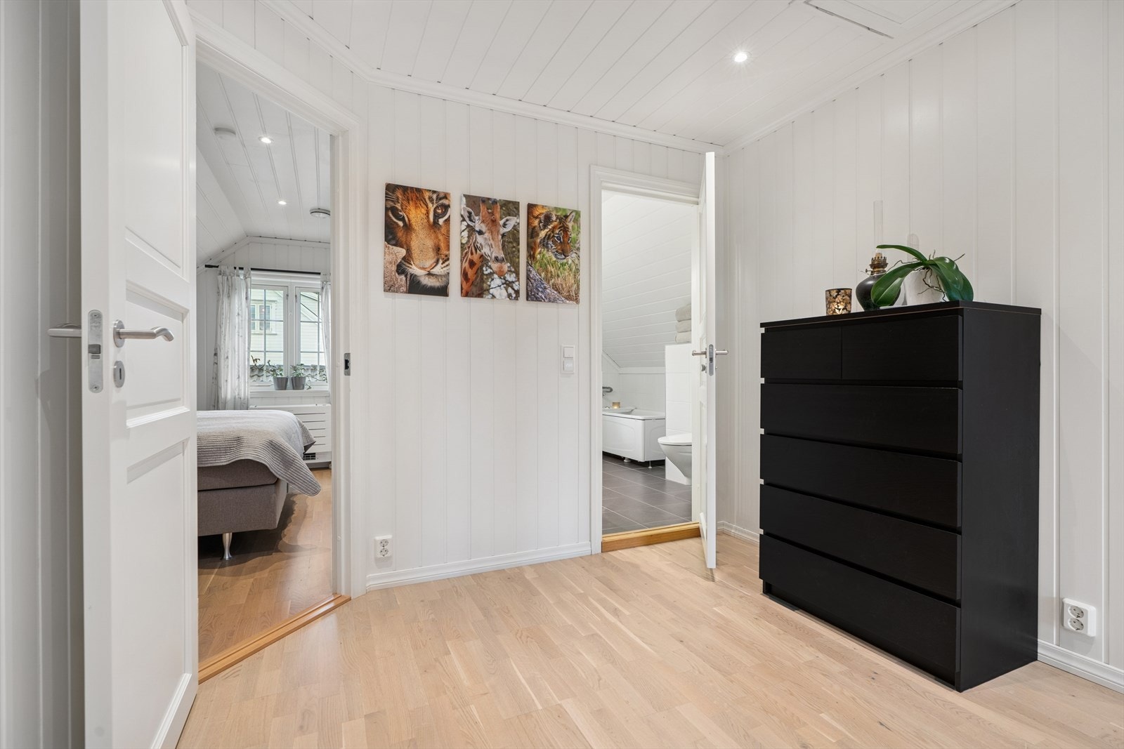 Videre byr boligen på fire gode soverom, plassert praktisk til i 2. etasjen. Galleribilde