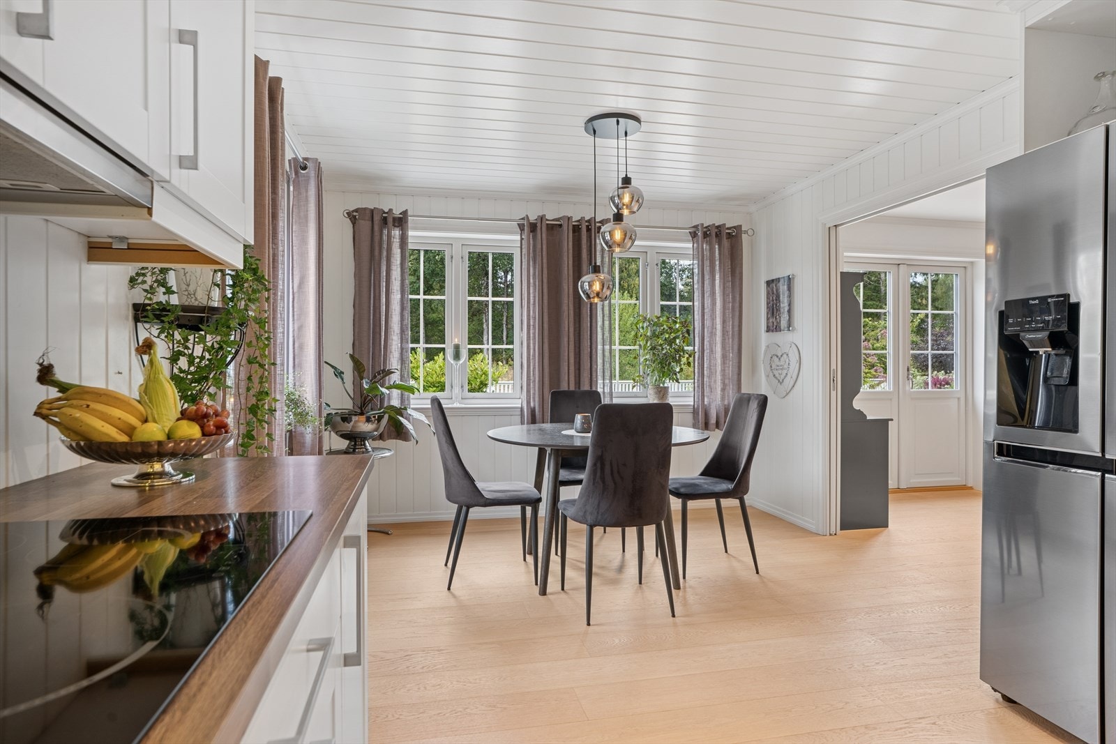 Kjøkkenet er av god størrelse som har godt med lysinnslipp via flere vinduer. Galleribilde