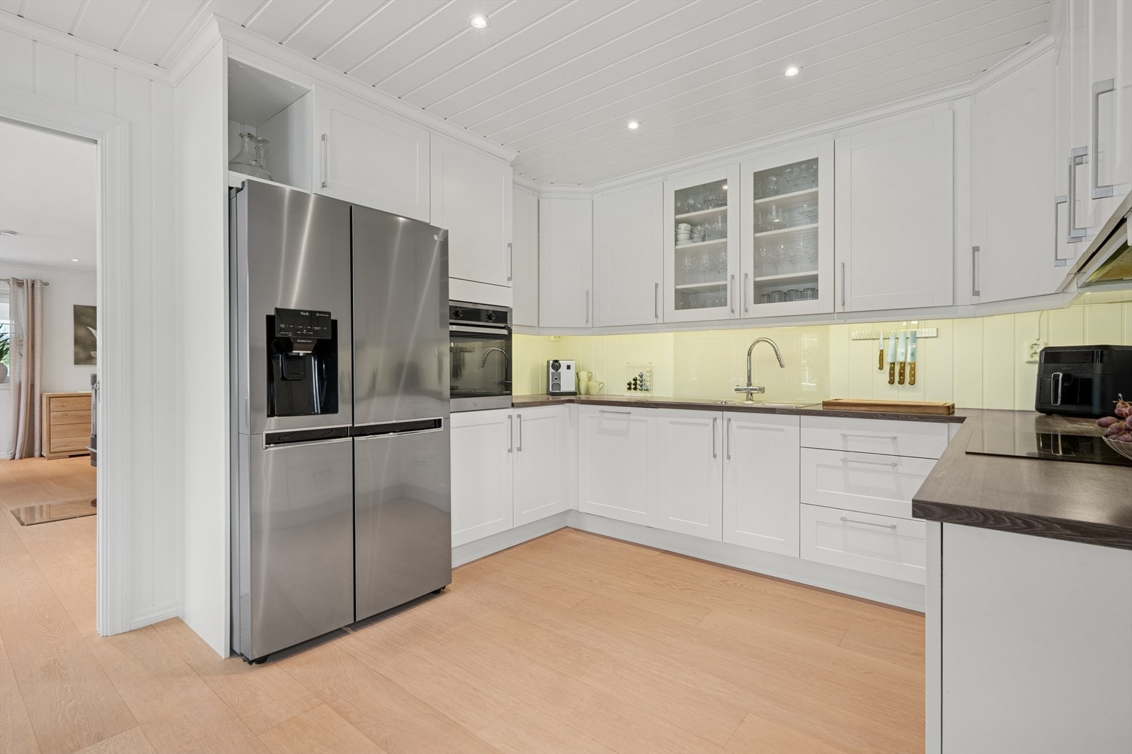 Kjøkkenet er utstyrt med Strai kjøkkeninnredning fra byggeår som har profilerte fronter, laminat benkeplate med utslagsvask i stål og blandebatteri. Galleribilde