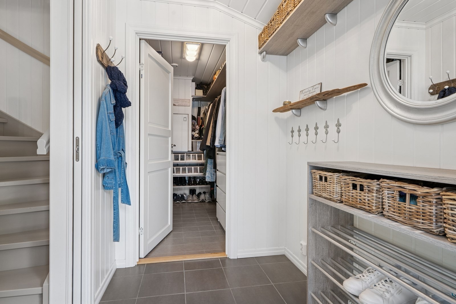 Flislagt entré med gulvvarme. Bod/garderobe er praktisk plassert inn forbi med god plass til å oppbevare ytterklær og sko. Galleribilde