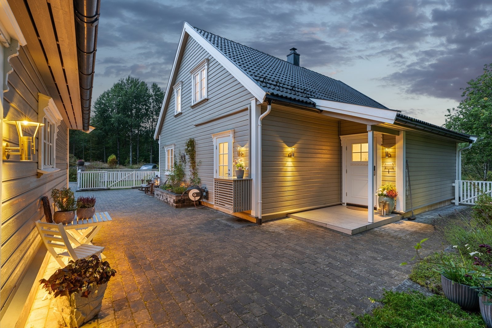 Innbydende inngangsparti som ønsker deg velkommen. Galleribilde