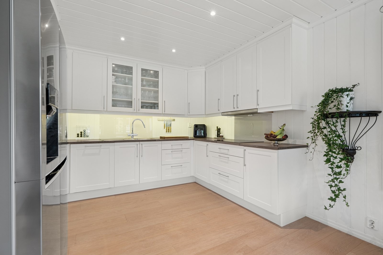 Innholdsrikt kjøkken med god lagringsplass. Galleribilde