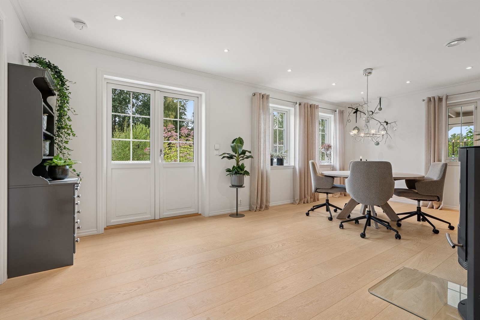 Herfra er det direkte utgang til stor flislagt terrasse og pent opparbeidet hage. Galleribilde