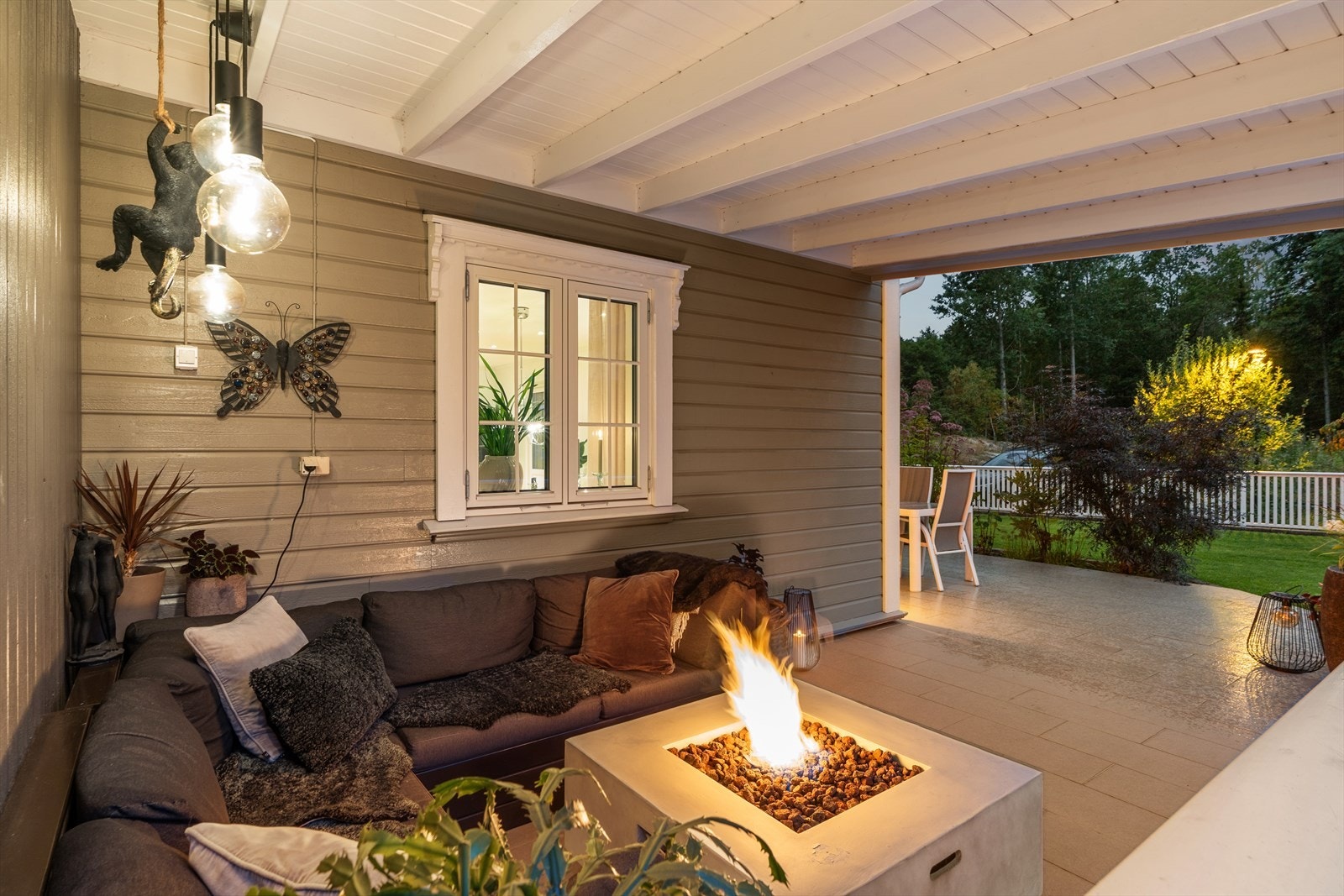 Hagestuen er romslig med god plass til stor sofagruppe. Galleribilde