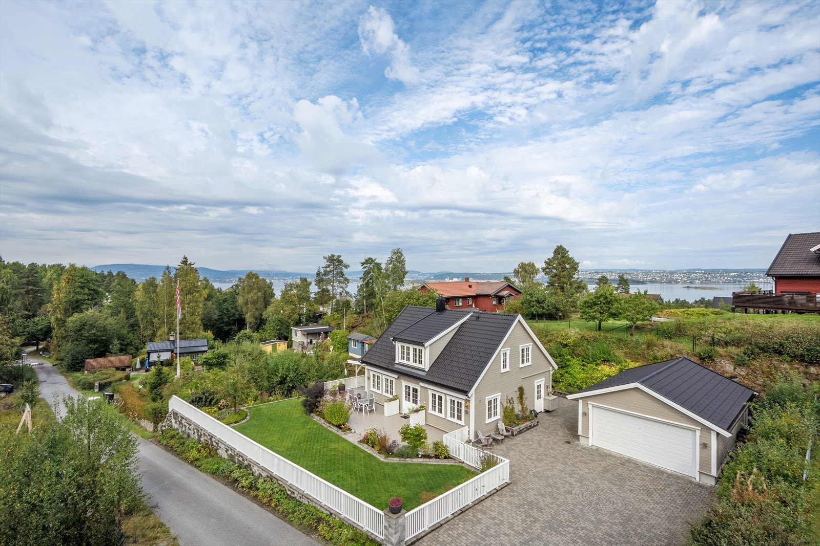 Velkommen til Løkkeveien 17 - Presentert av Fredrik Haaker ved DNB EIENDOM Nesodden! Galleribilde