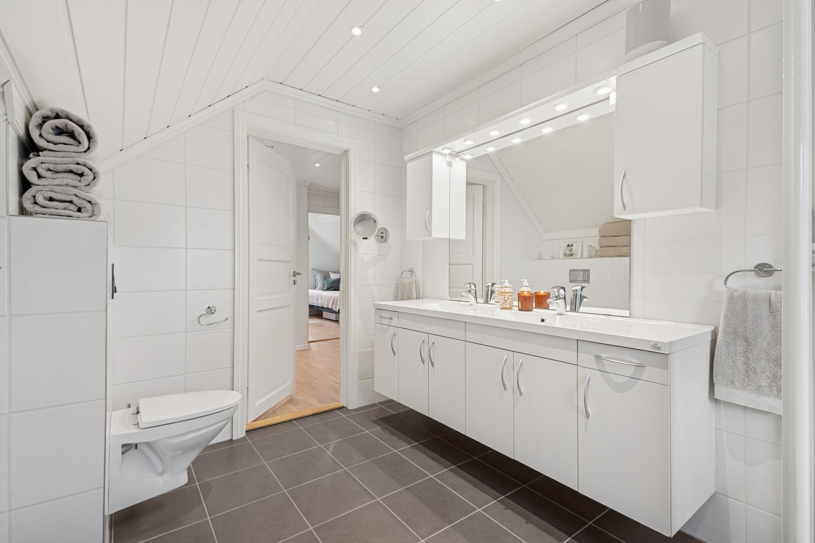 Badet i 2. etasje er et flislagt baderom med behagelig gulvvarme. Galleribilde