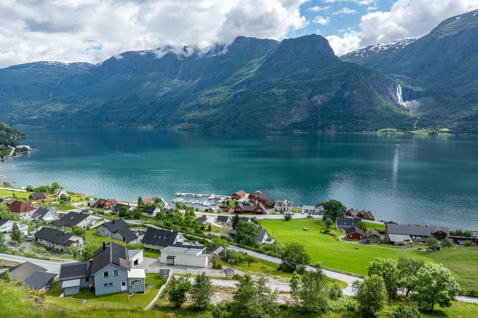 Frå eigedomen er det flott utsikt over Lustrafjorden og dei omkringliggande fjella samt gode solforhold. Galleribilde
