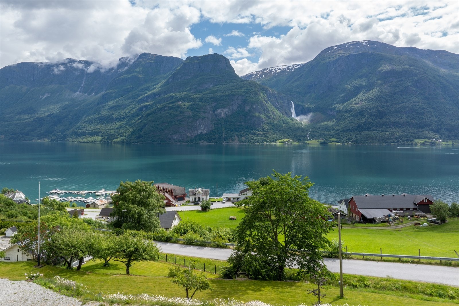 Her ser du rett over på mektige Feigefossen med 218 meter fritt fall. Lustrafjorden med Molden og på ein fin haustdag ser ein heilt til Store Haugmelen. Galleribilde