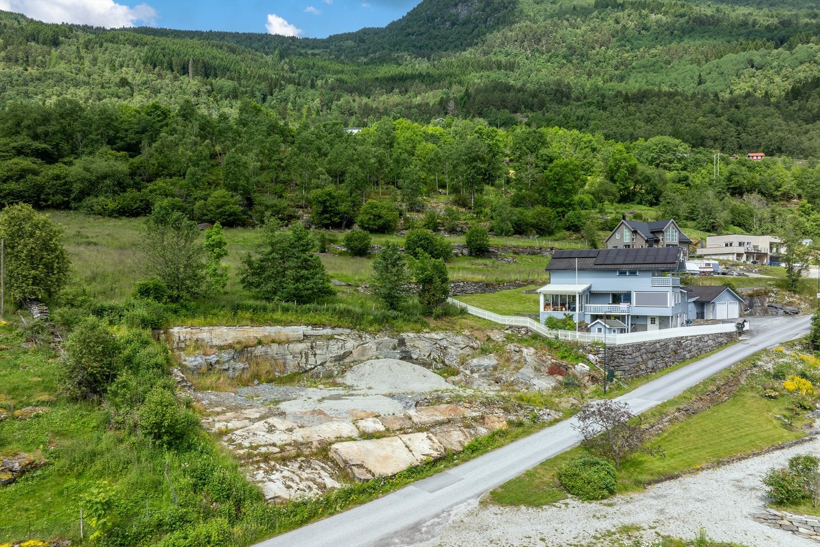 Det ligg kommunalt vatn og avlaup i vegen som denne eigedommen kan knytte seg på. Galleribilde