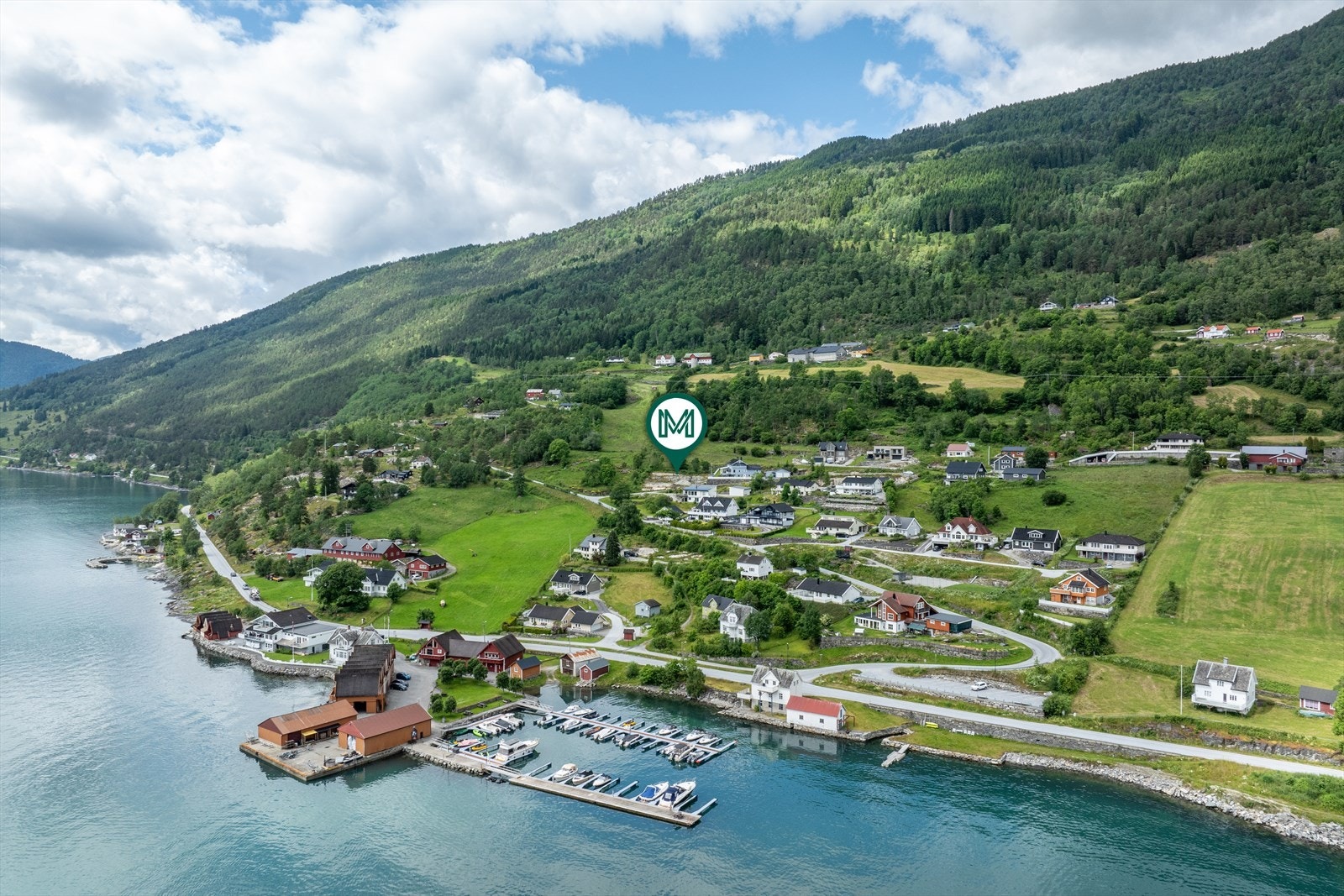 Eigedomen ligg i fjordnære omgivnader på Høyheimsvik i Luster kommune. Galleribilde