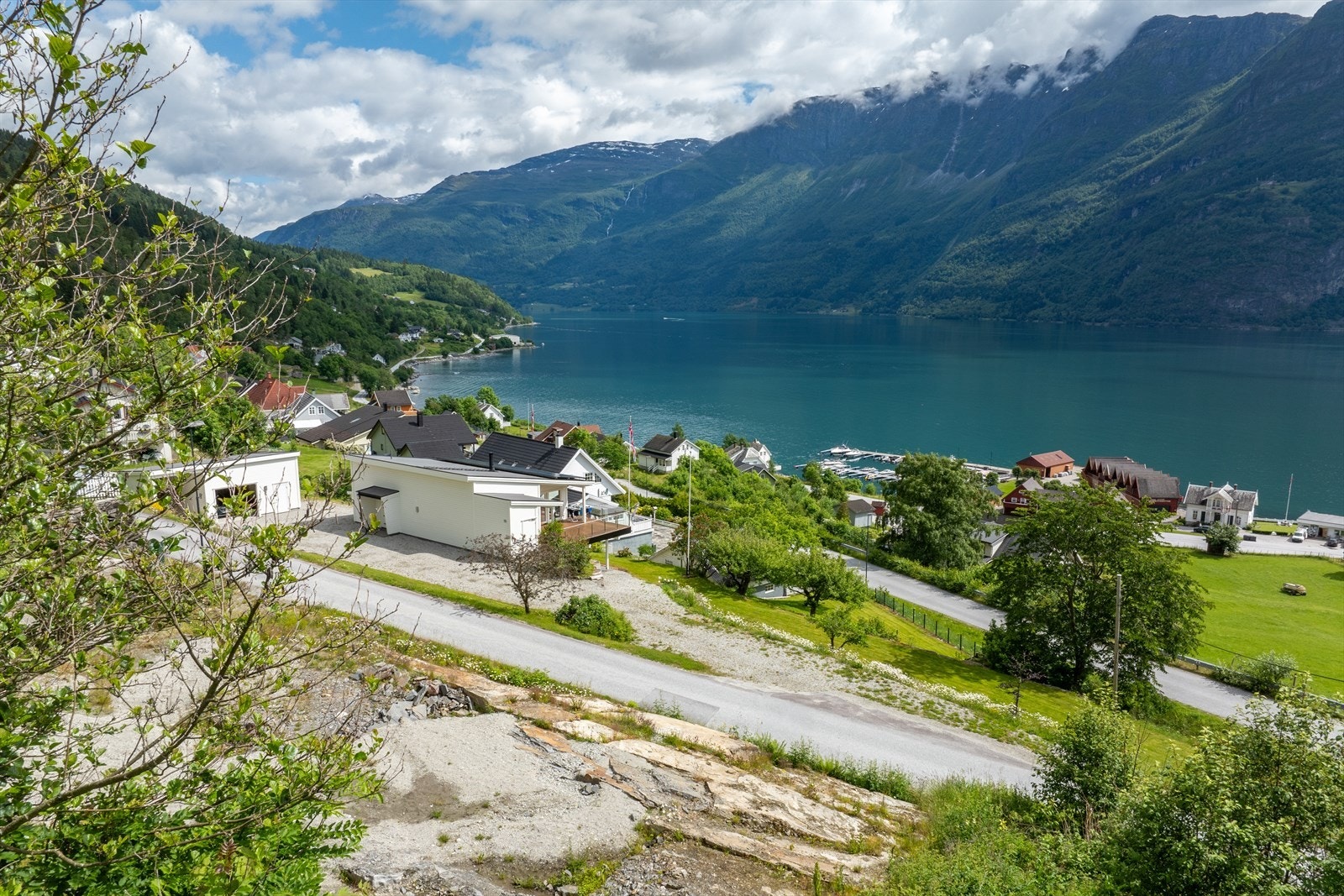 Tomten vender mot sør og er svært solrik Galleribilde