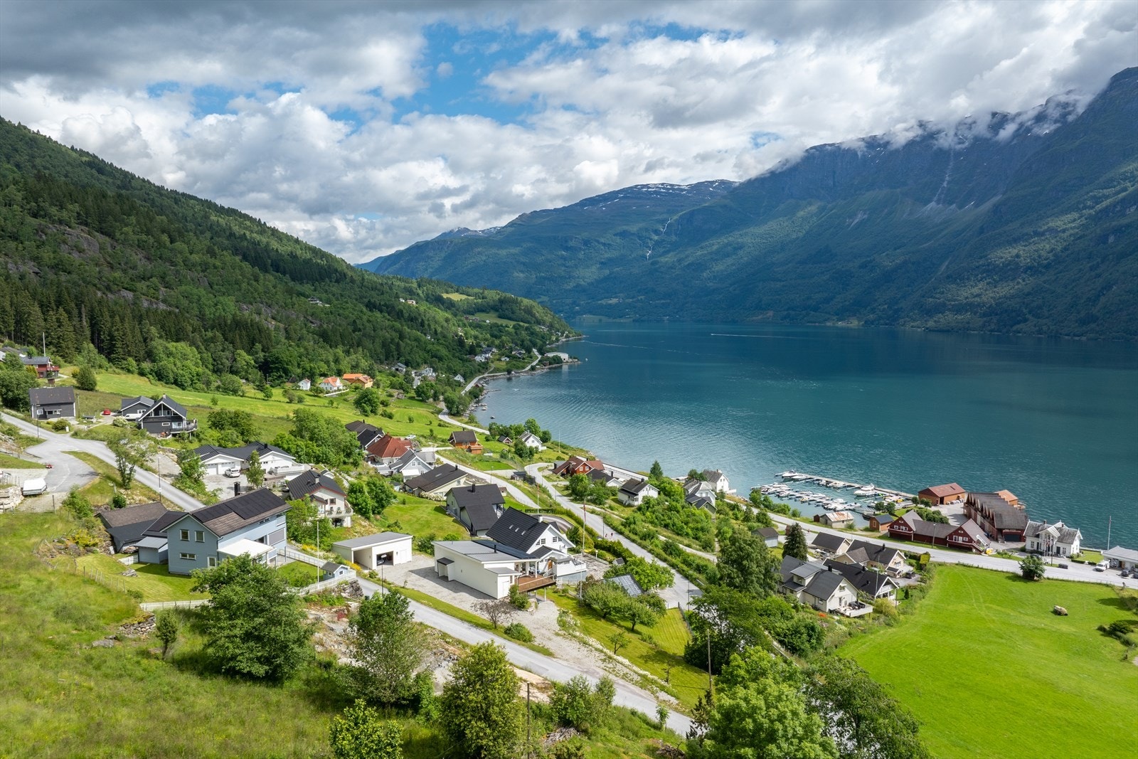 Til kommunesenteret i Gaupne er det omlag 9 kilometer, til Sogndal omlag 38 kilometer og sommarstid over Sognefjellet er det omlag 90 kilometer til Lom. Galleribilde