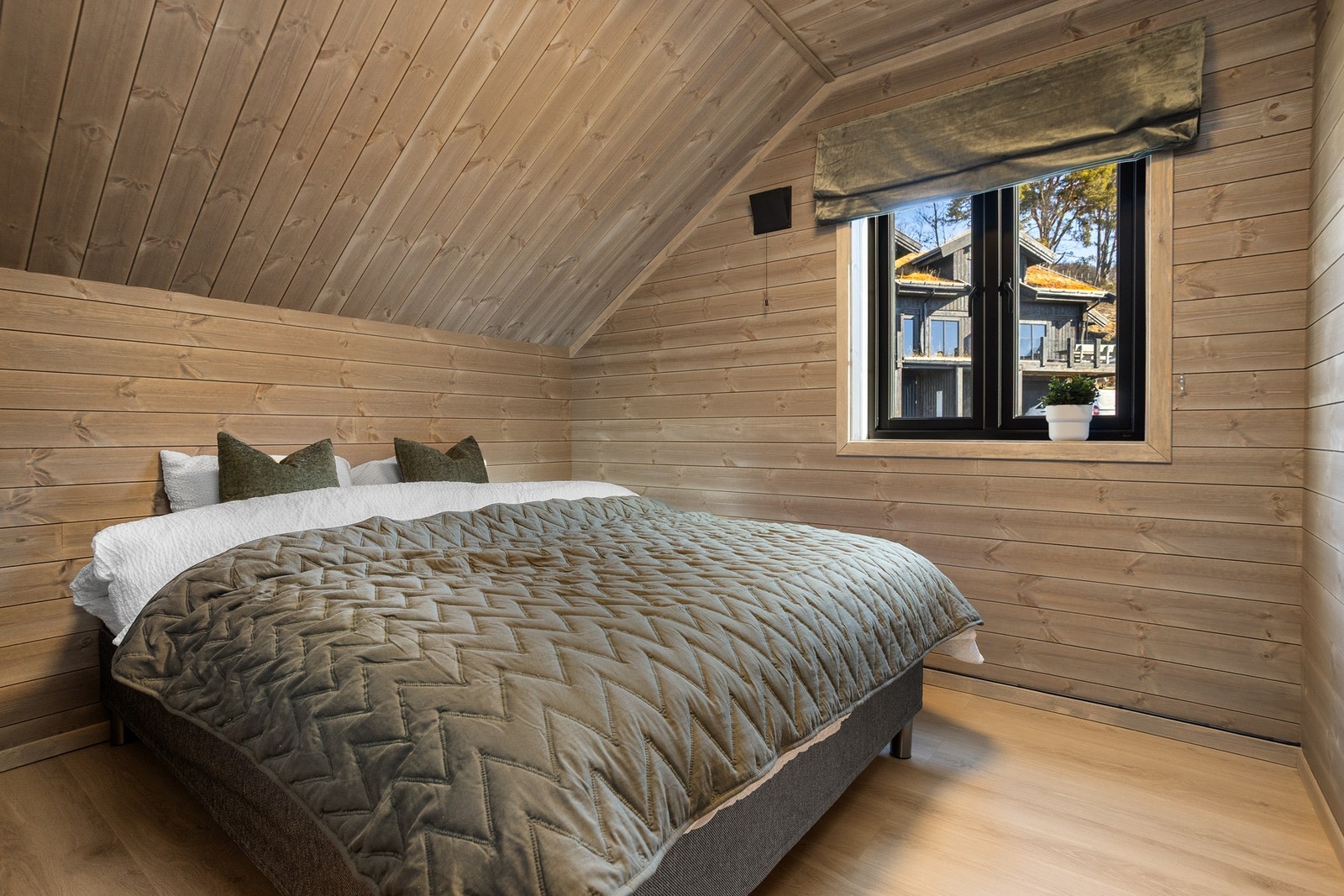 Hytta har 4 gode soverom - alle med plass til innredning av dobbeltseng og tilhørende møblement Galleribilde