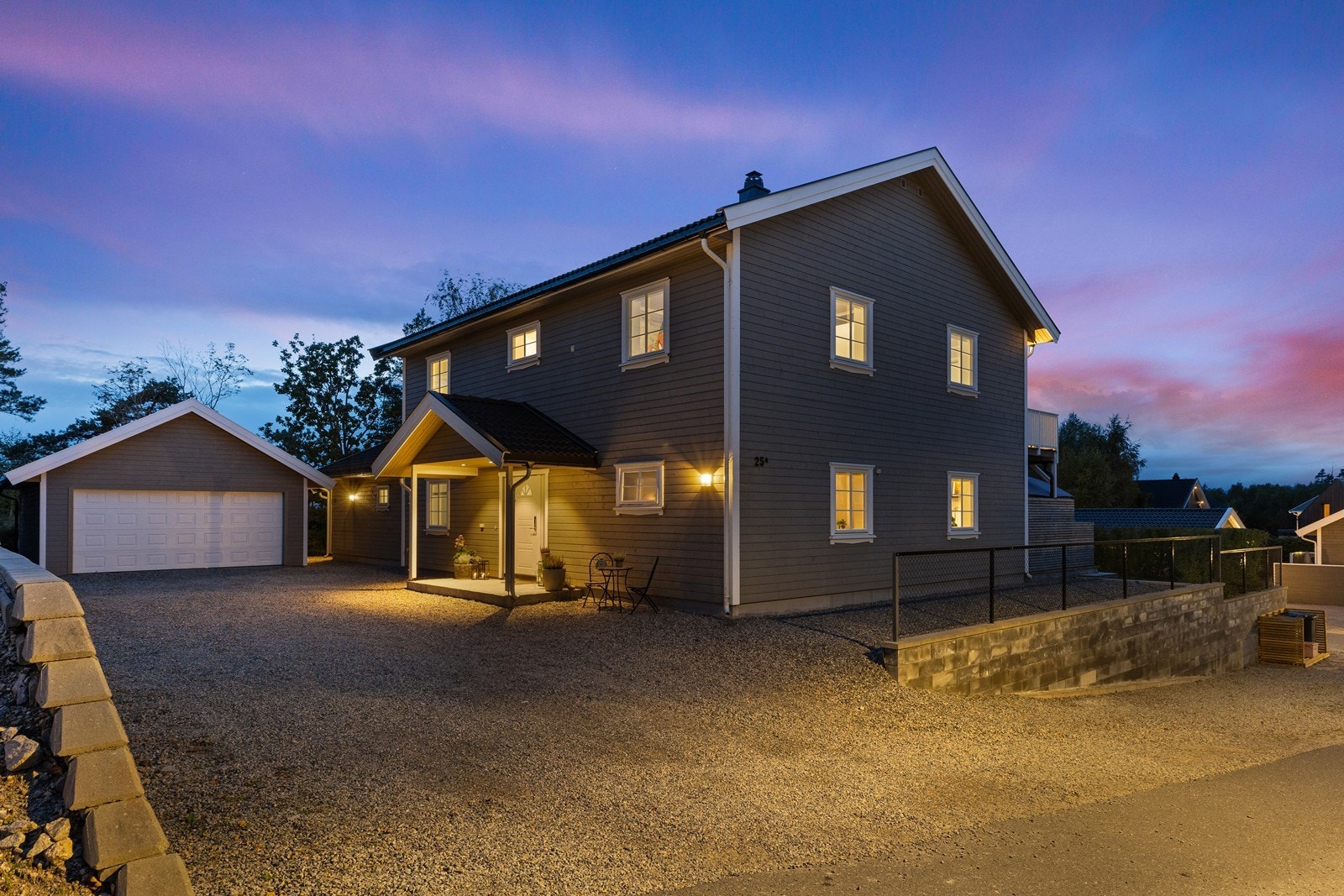 Eiendommen ligger barnevennlig til med nærhet til barnehage, skoler og diverse servicetilbud i Manstad sentrum. Supre bade- og turmuligheter langs kyststien samt ca 15 km til Fredrikstad sentrum Galleribilde