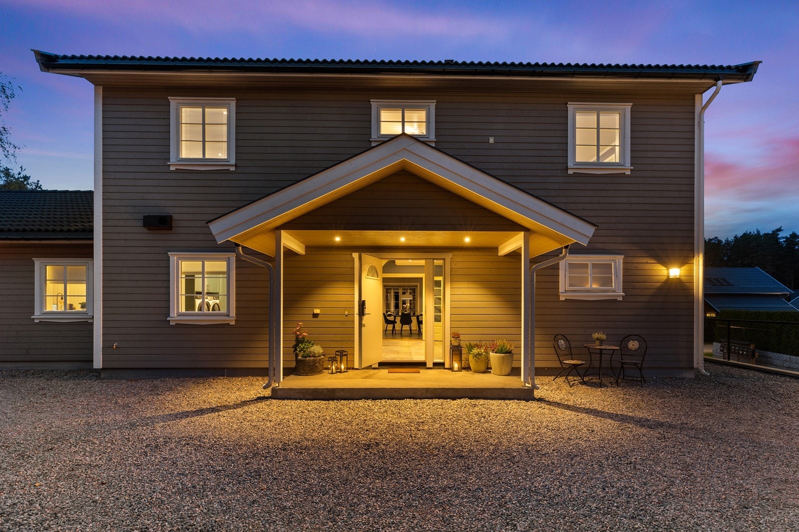 Gruset innkjøring og gårdsplass Galleribilde