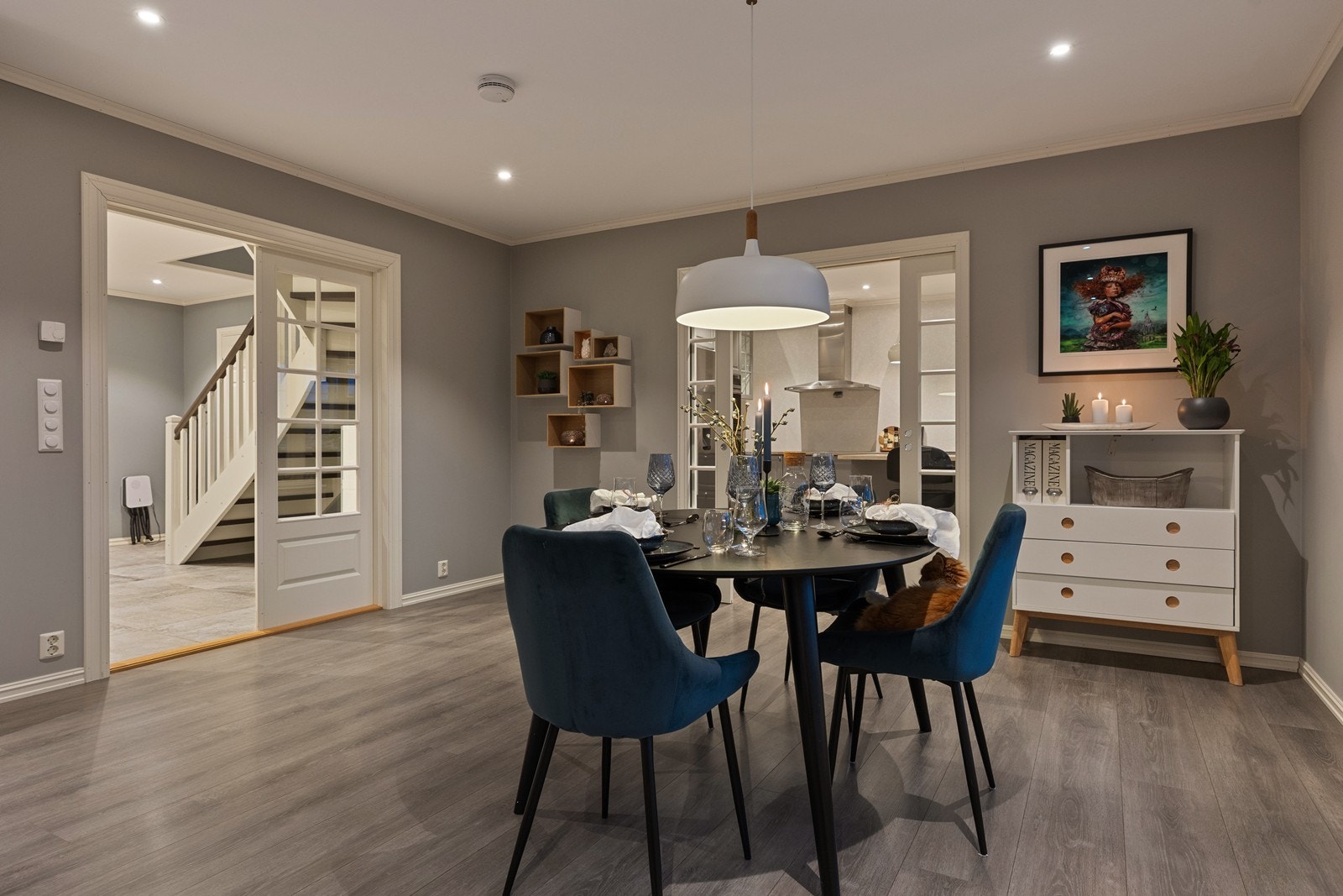 Dus belysning med downlights i tak Galleribilde