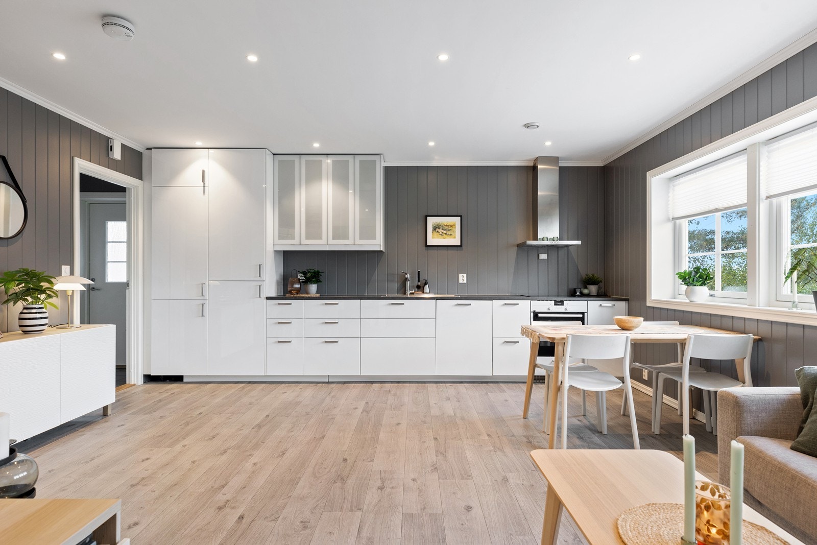 Kjøkken i utleieleiligheten har integrert stekeovn, platetopp, kjøl-/fryseskap samt oppvaskmaskin. Galleribilde