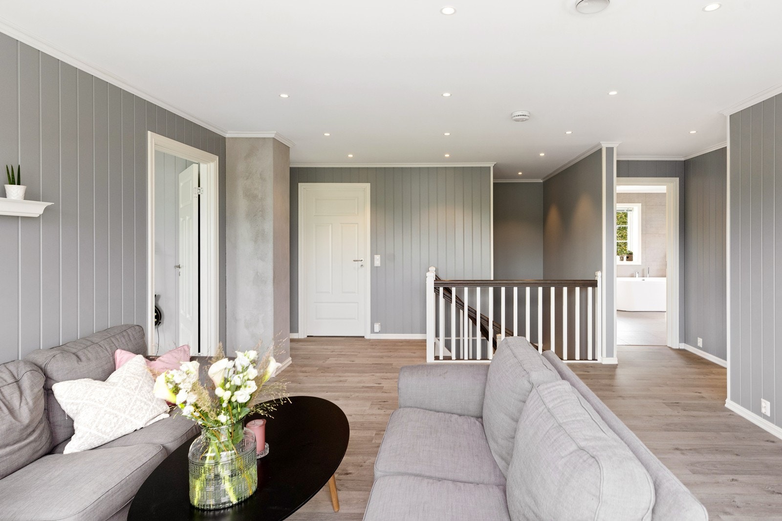 2. etasje har stue, kontor, tre soverom og bad Galleribilde