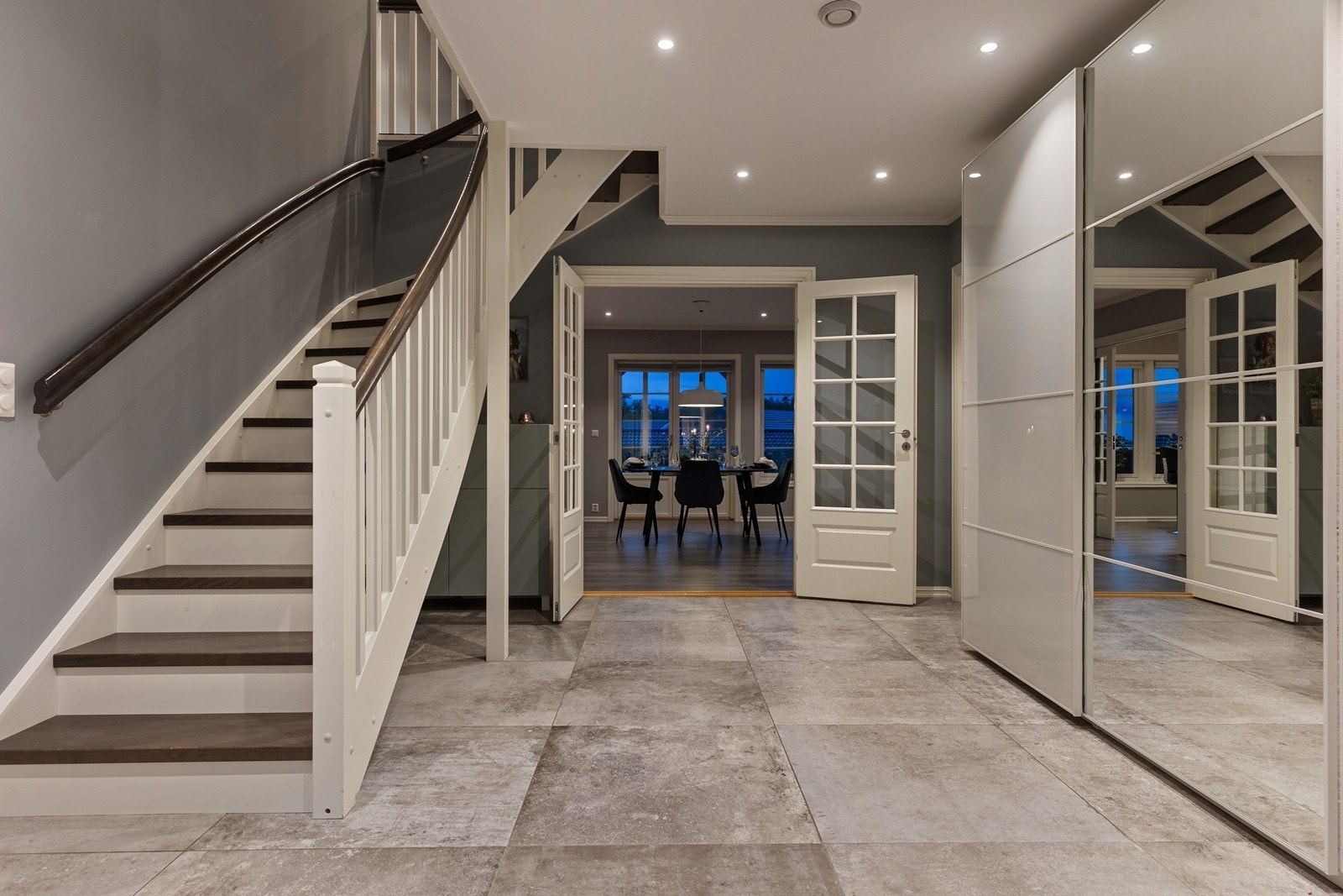 Lekker hall med doble dører inn mot stue. Hallen har også plass til stort garderobeskap Galleribilde