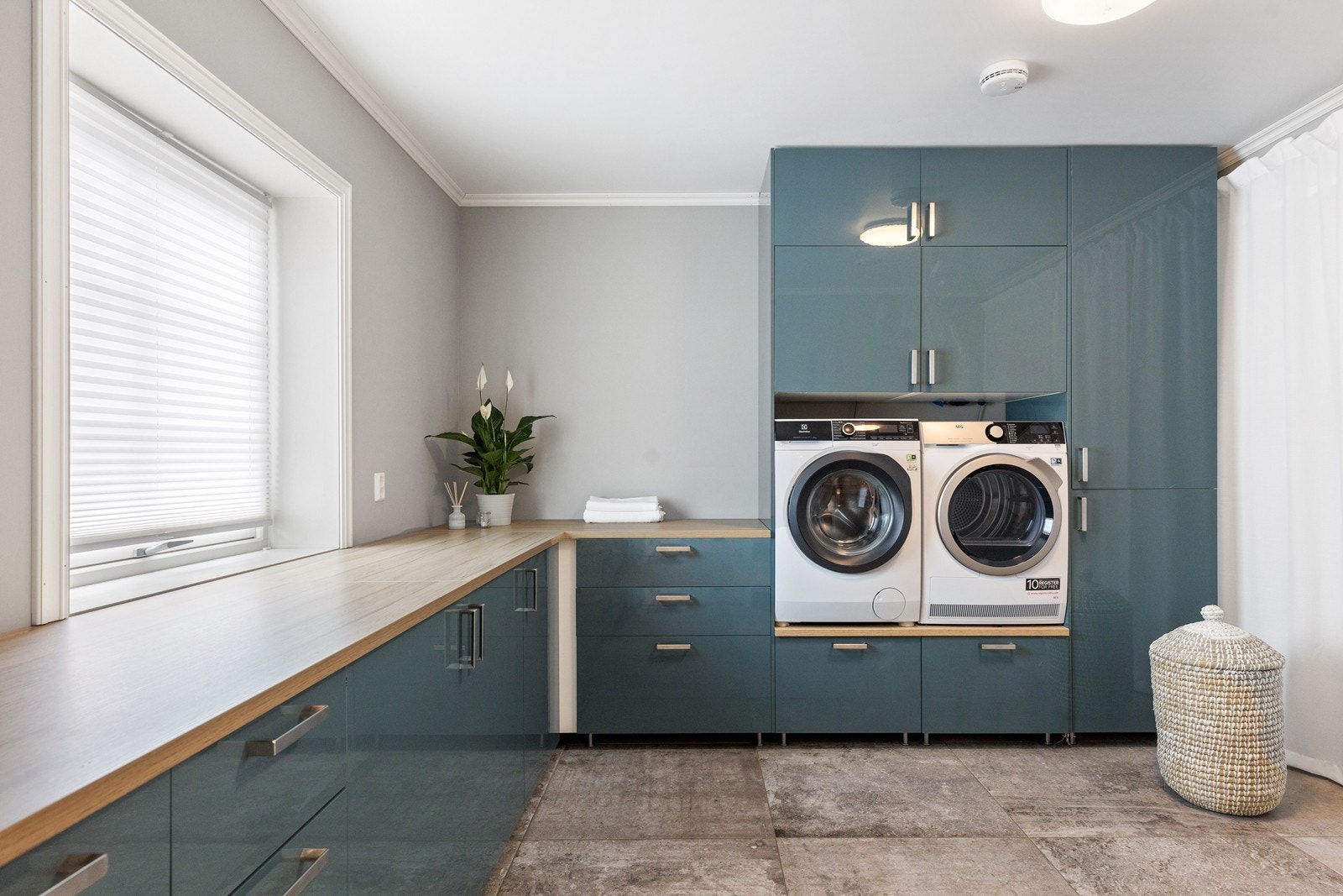 Vaskerommet i hoveddelens 1. etasje har opplegg for vaskemaskin samt utslagsvask. Her er det vannbåren gulvvarme Galleribilde