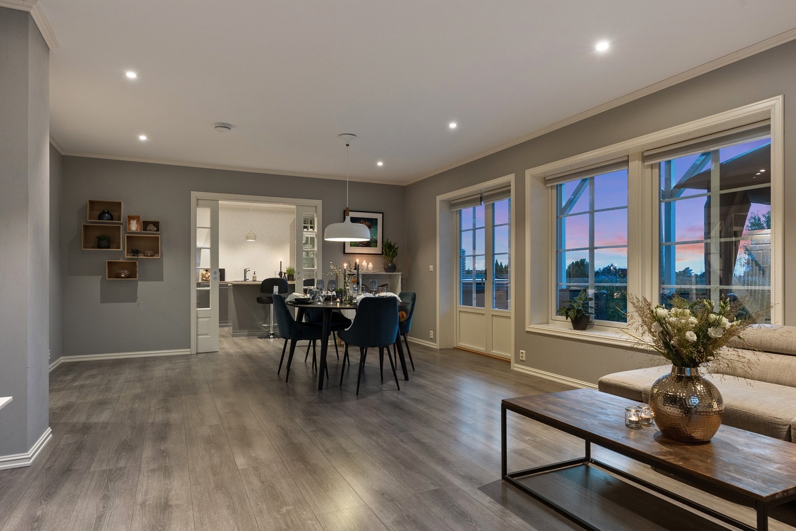 Det er vannbåren varme i alle rom i 1. etasje (både utleiedel og hoveddel), i bad og i stue i 2. etasje. Forøvrig er det elektrisk oppvarming Galleribilde