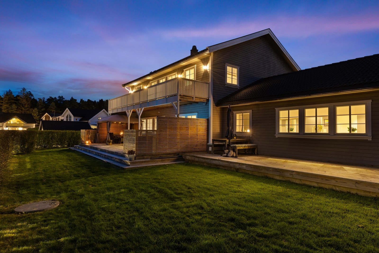 Store terrasser - Hoveddelen har terrasse på ca 64 kvm samt veranda på ca 24 kvm - ca 25 kvm i utleiedel Galleribilde