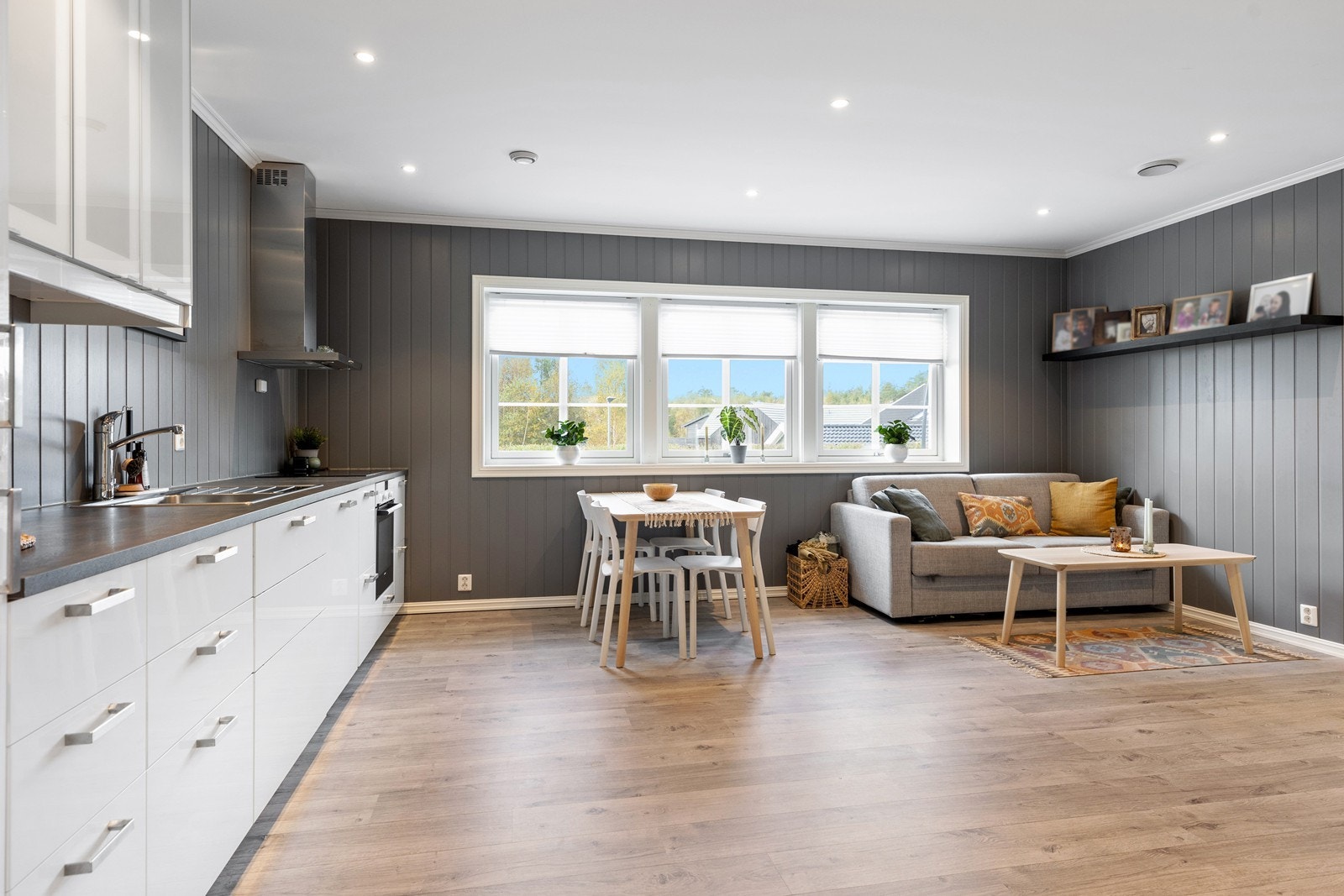 Åpen og sosial kjøkken/spisestue med plass til langbord eller uttrekkbart spisebord for god arealutnyttelse Galleribilde