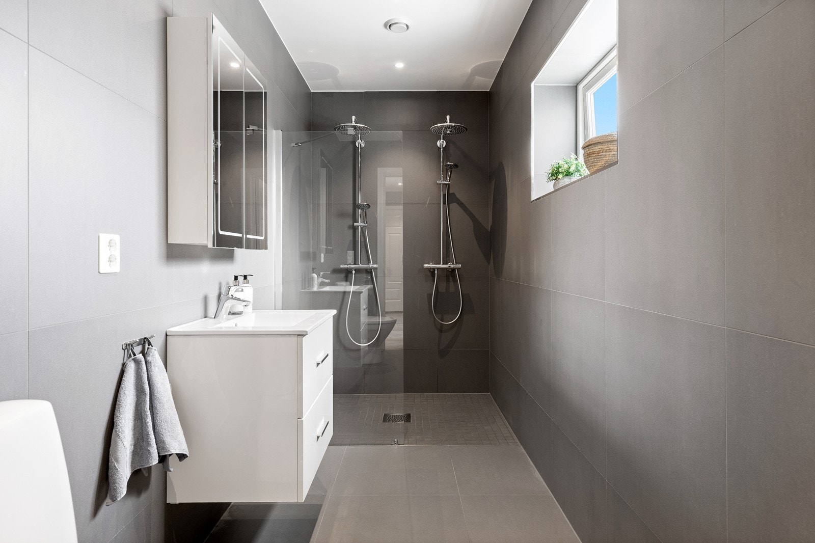 Bad i 1. etasje med dusjhjørne, wc samt servantinnredning Galleribilde