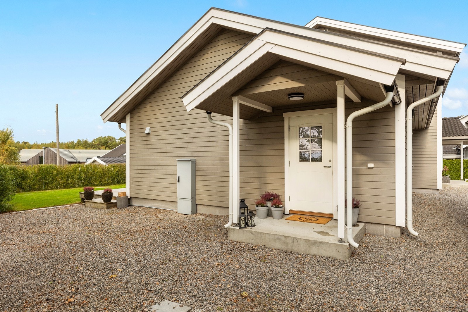 Inngang utleiedel. Leiligheten har entré/gang, stue/kjøkken, to soverom og bad/vaskerom. Galleribilde