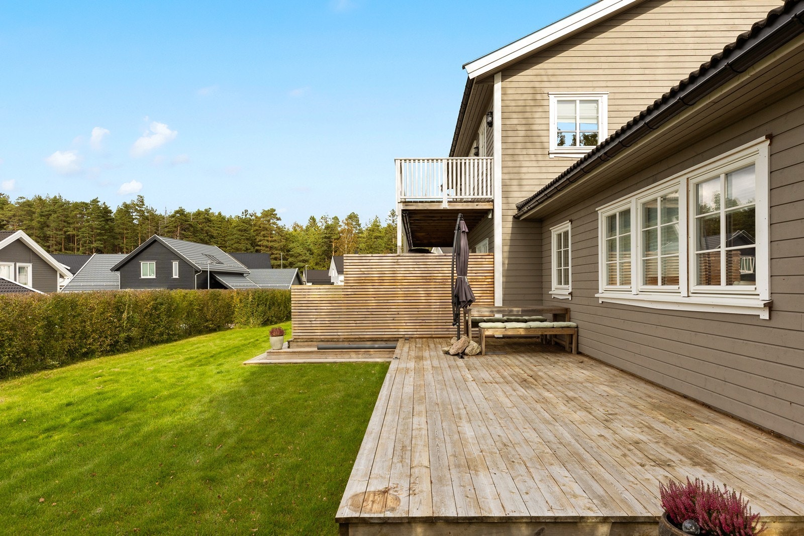 Koselig og romslig uteplass utenfor utleiedelen. Galleribilde