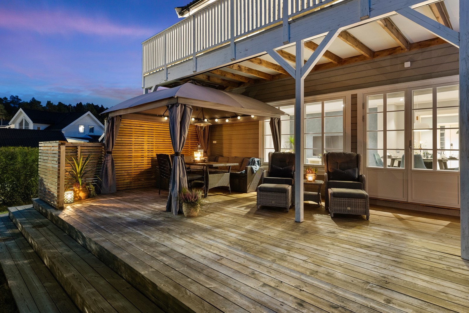 Flott terrasse med god plass til møbler, planter og grill Galleribilde