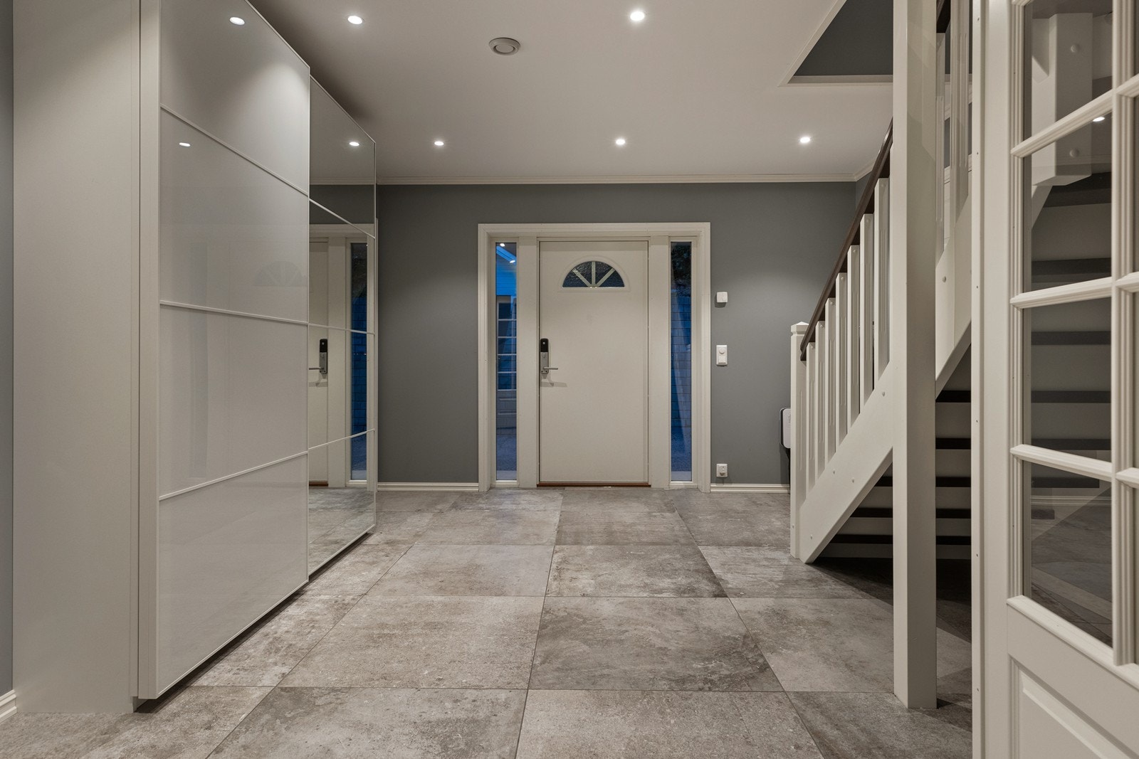 1. etasje i hoveddelen har hall med trapp, bad, vaskerom, ett soverom, stue og kjøkken Galleribilde