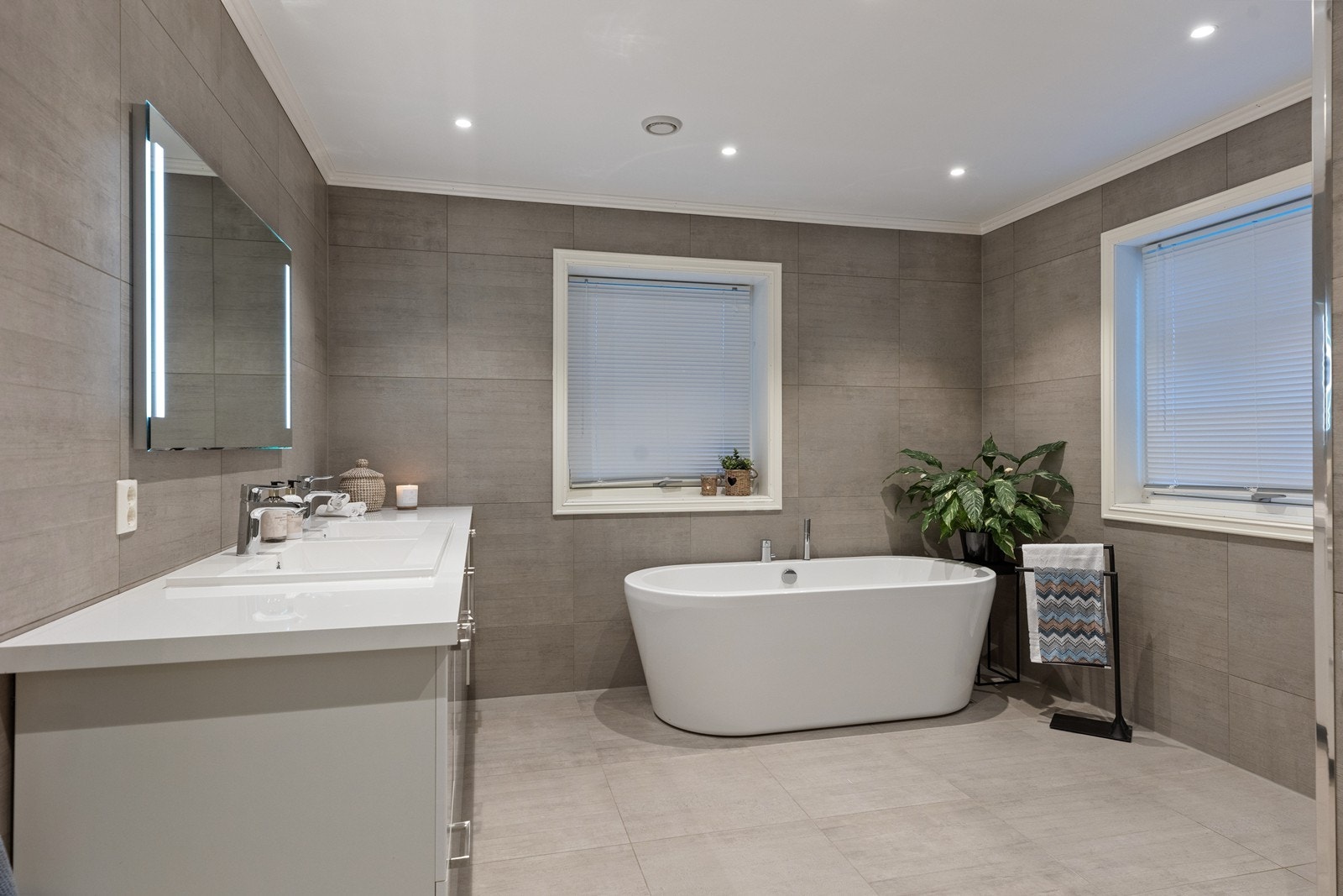 Lekkert bad i 2. etasje med badekar, dusjhjørne, wc, to servanter samt vannbåren gulvvarme Galleribilde