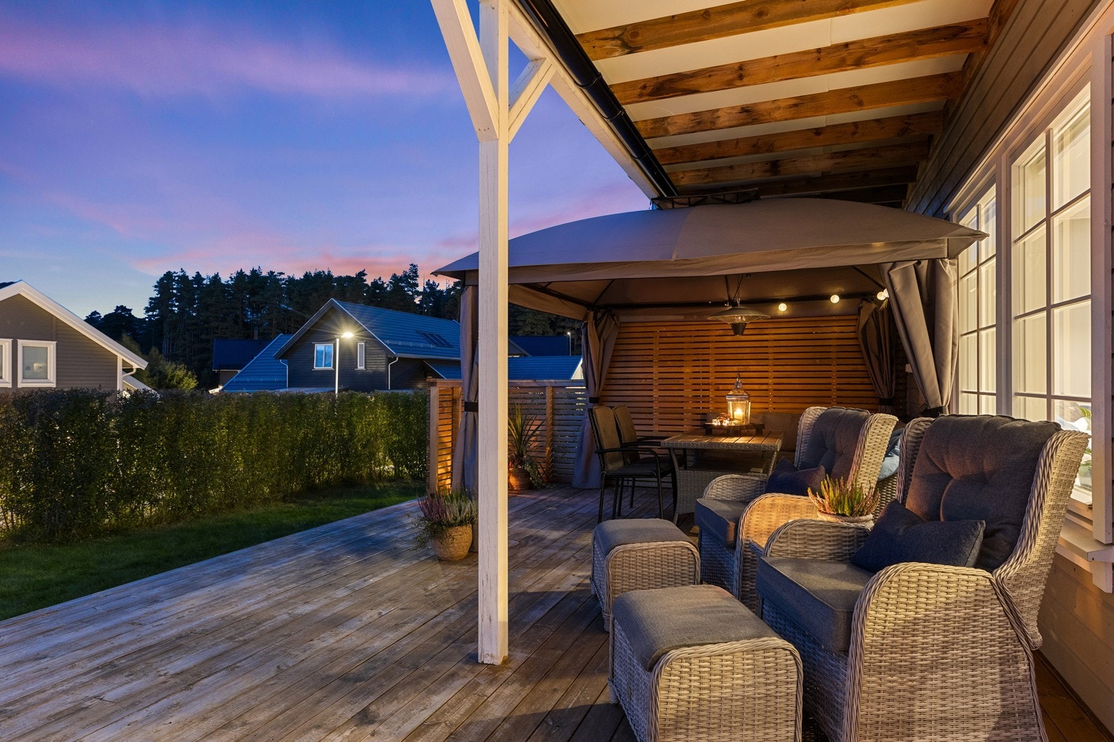 Det er rikelig med møbleringsmuligheter på terrassen. Galleribilde