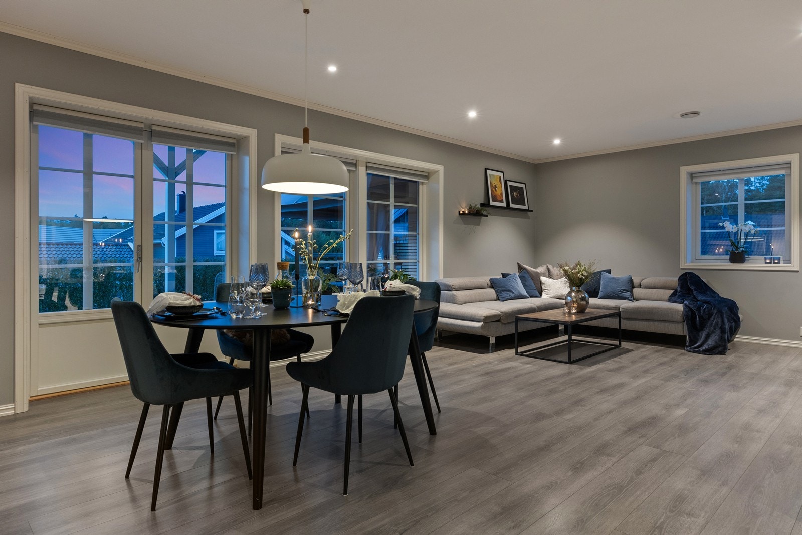 Lys og tiltalende stue med plass til langbord og sofagruppe Galleribilde