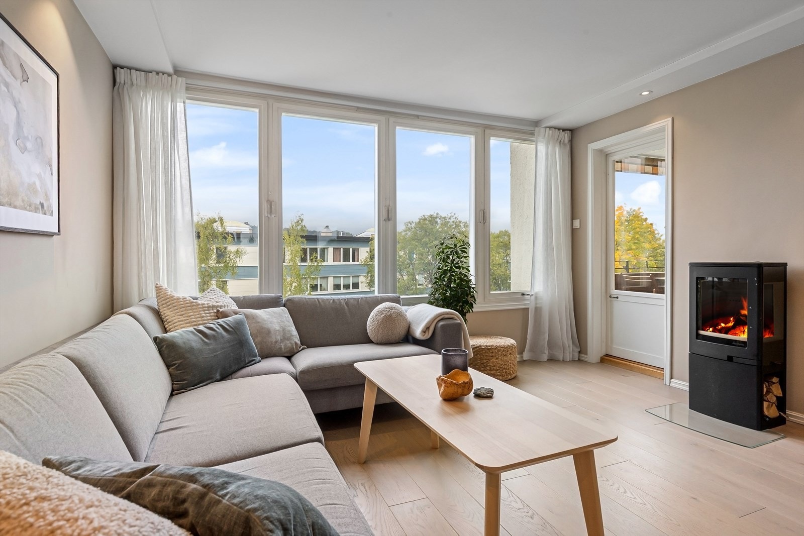 Det er utgang til overbygget balkong fra stuen. Galleribilde