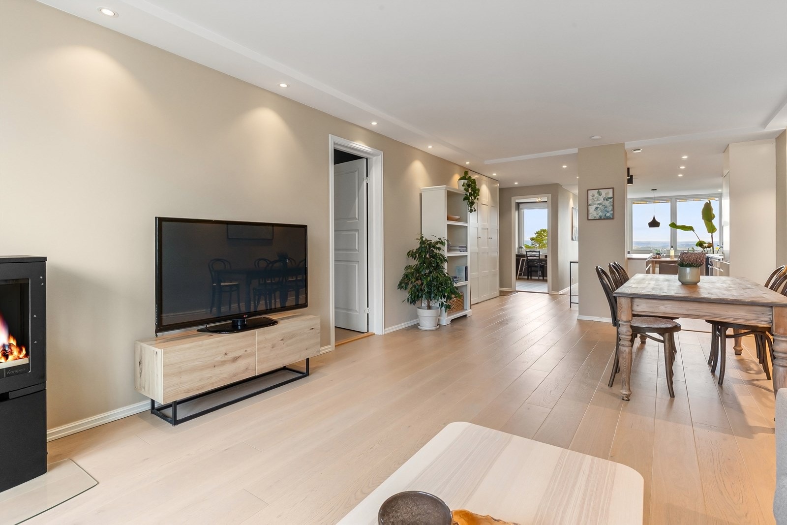 Det er gjort lyse og delikate farge- og materialvalg i hele leiligheten. Galleribilde
