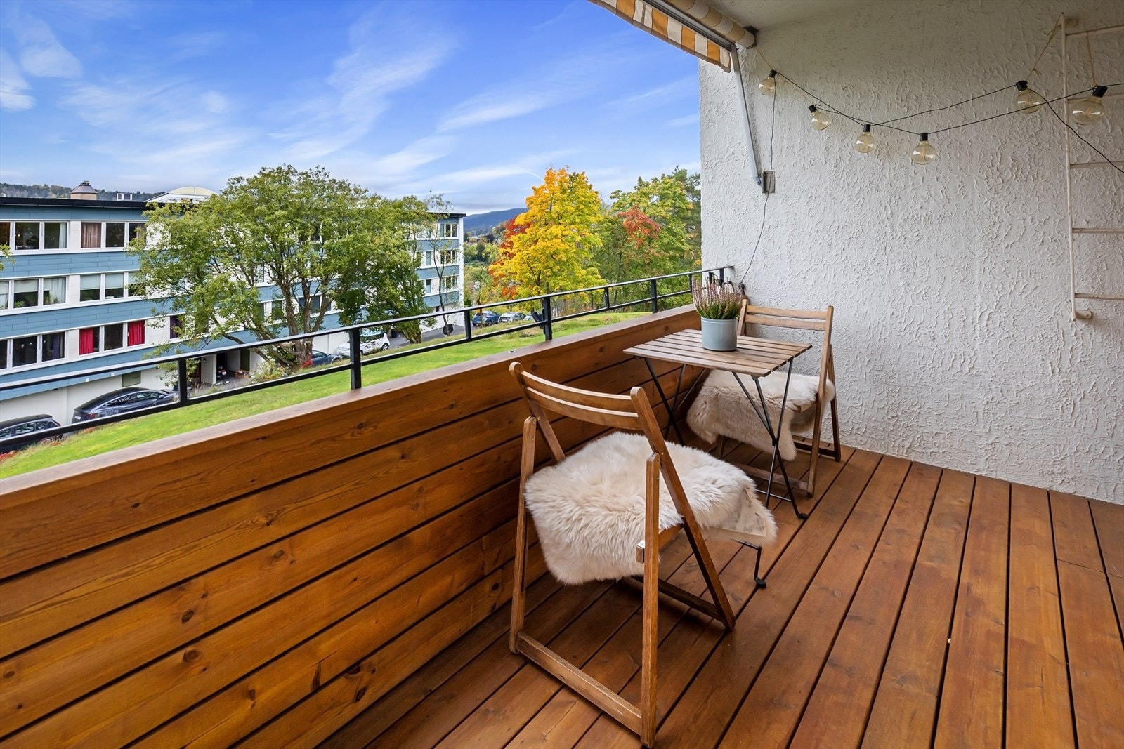 Overbygget balkong utvider sesongen. Her er det også montert markise som skjermer for solen på de varmeste dagene. Galleribilde