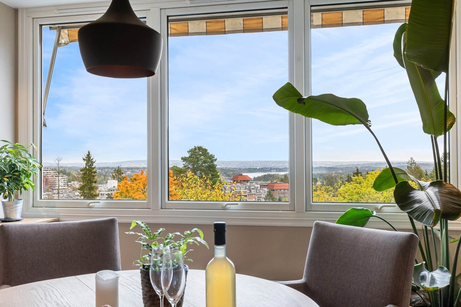 Fra kjøkkenbordet er det flott utsikt mot Oslofjorden. Galleribilde
