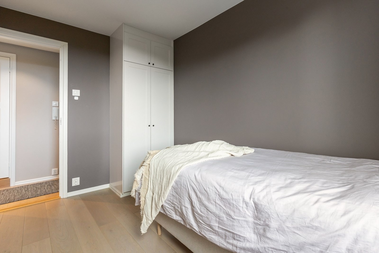 Det er ytterligere to soverom i leiligheten. Begge med god plass til seng, nattbord, skrivepult og/eller garderobe. Galleribilde