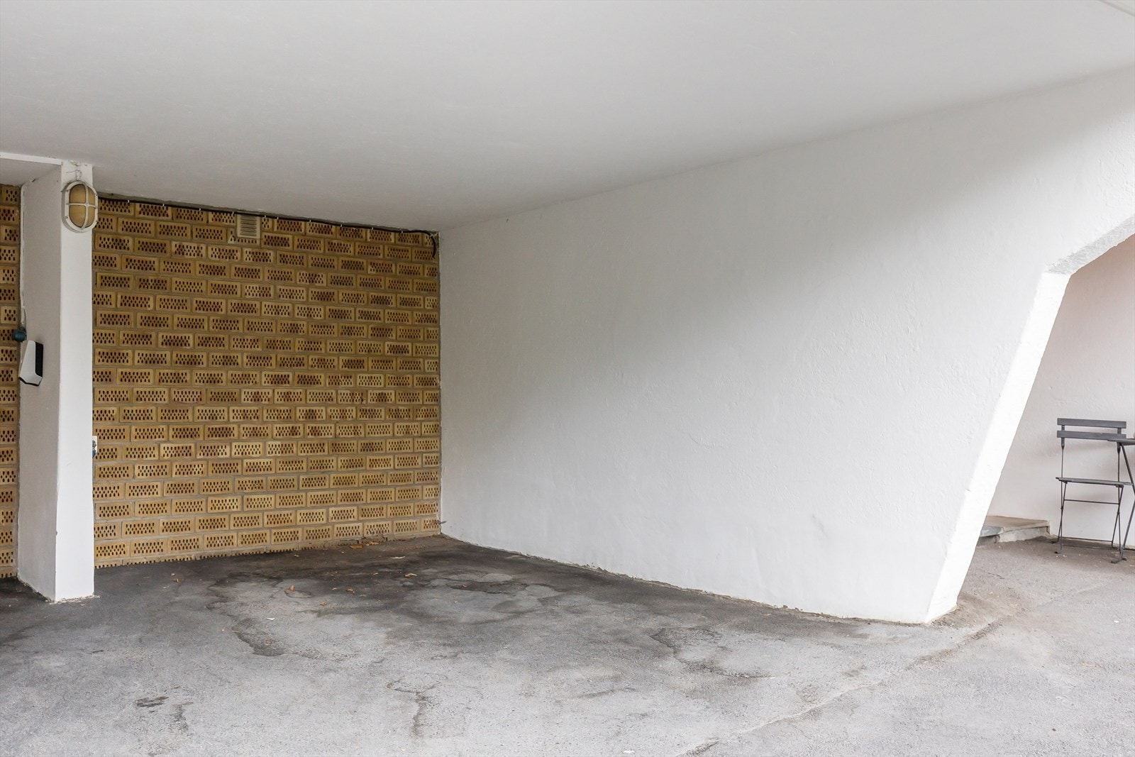 Denne leiligheten har fast parkering i carport like ved fellesinngangen. Galleribilde